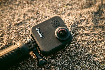 沙滩上的黑色GoPro动作相机